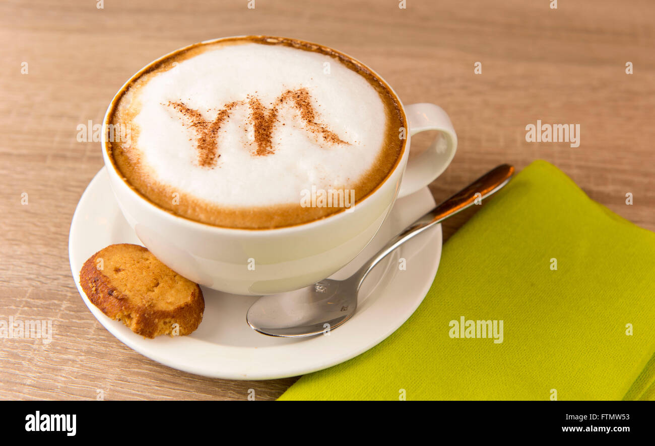 Ein Kaffee-Cappuccino-Latte mit einem Brief M in den Milchschaum geschrieben. Stockfoto