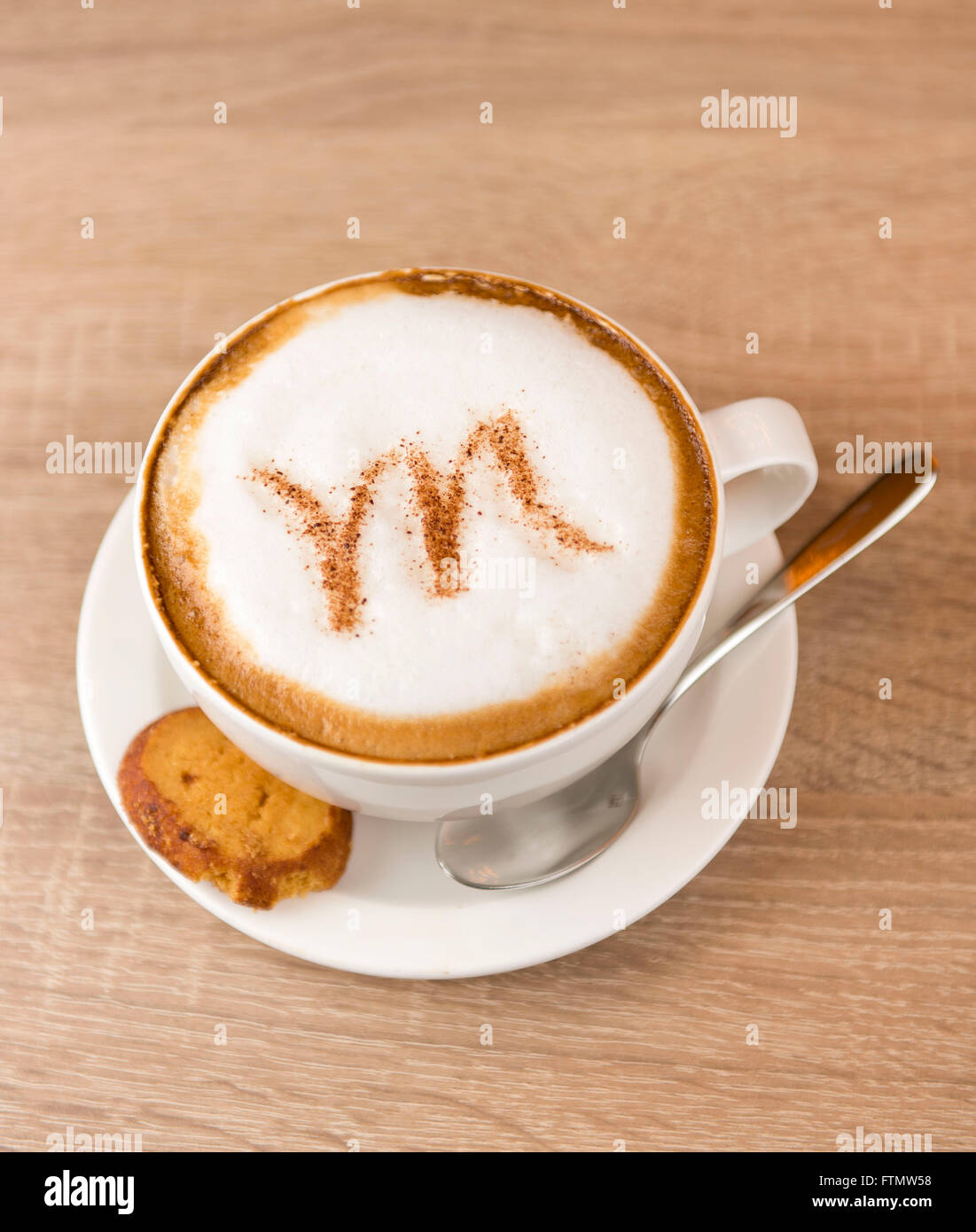 Ein Kaffee-Cappuccino-Latte mit einem Brief M in den Milchschaum geschrieben. Stockfoto