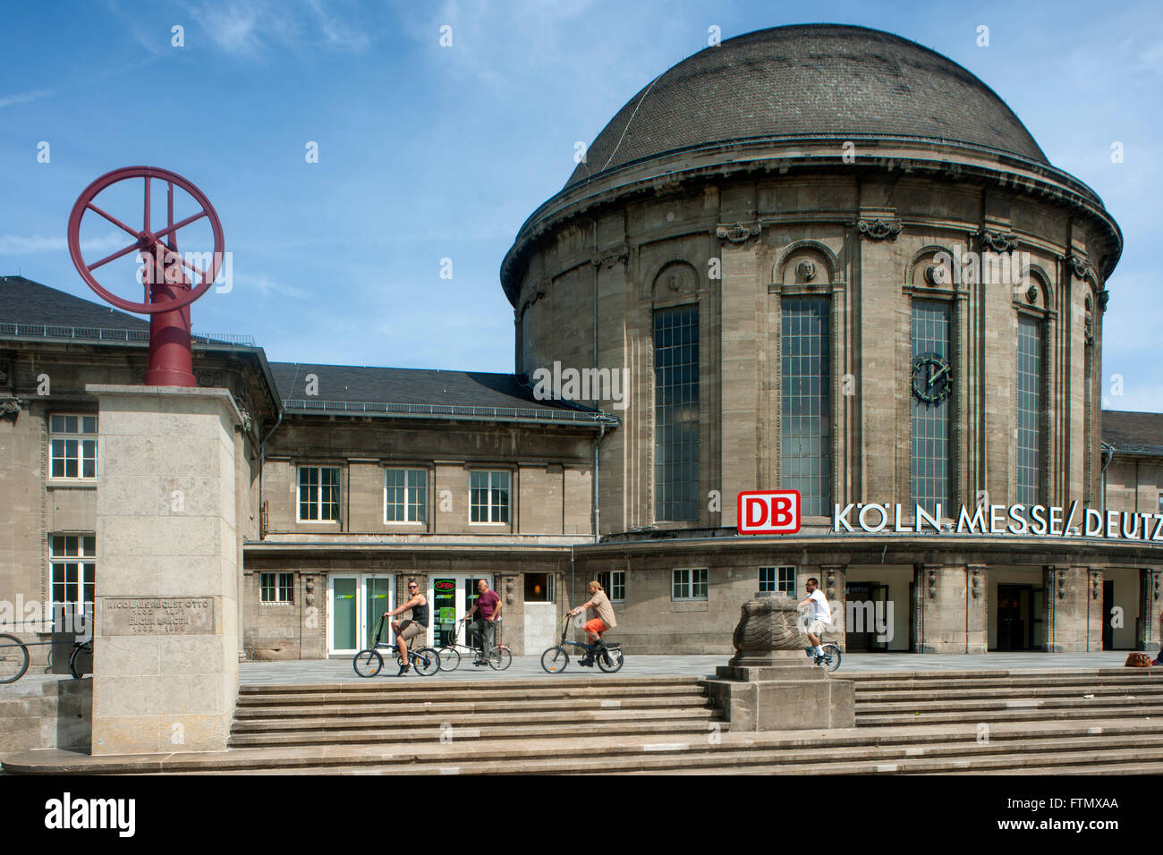 Köln, Deutz, Ottoplatz, Bahnhof Deutz, Otto-Denkmal Vor Bahnhof Deutz Stockfoto