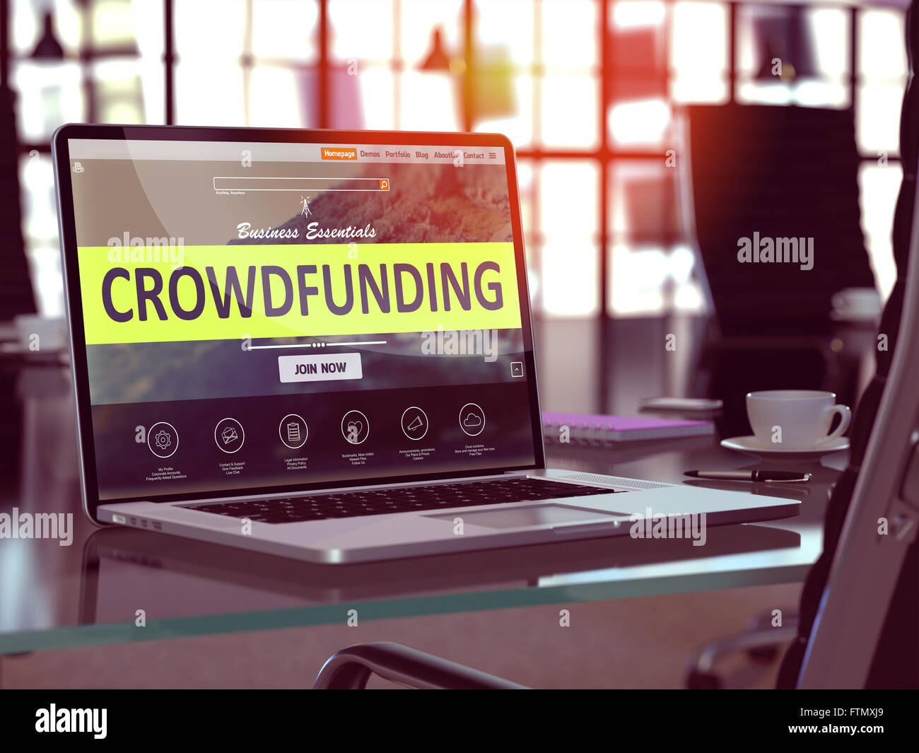 Crowdfunding-Konzept auf Laptop-Bildschirm. Stockfoto