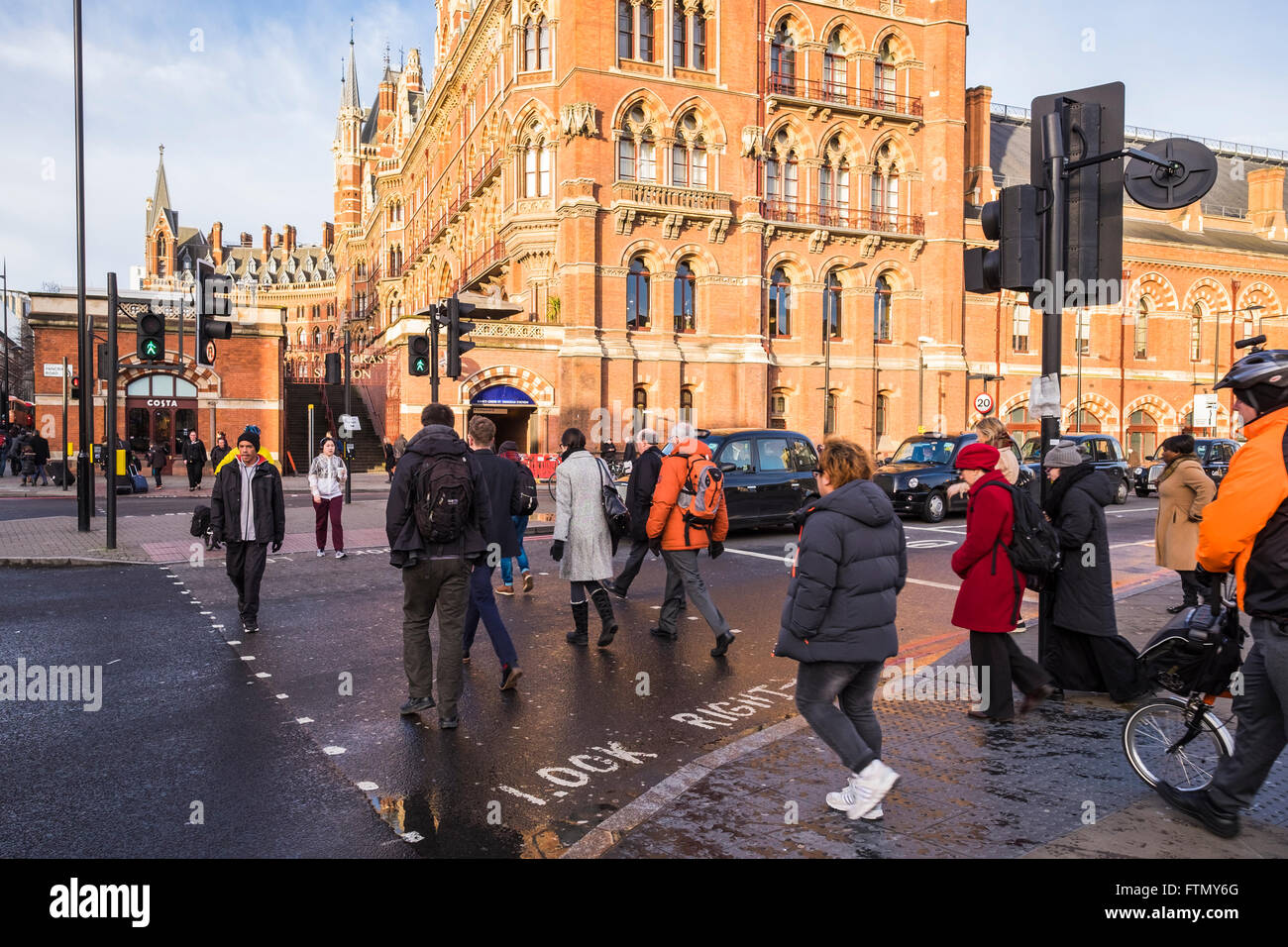 Menschen Kreuzung Straße außerhalb Hl.Pankratius Station, London, England, U.K Stockfoto