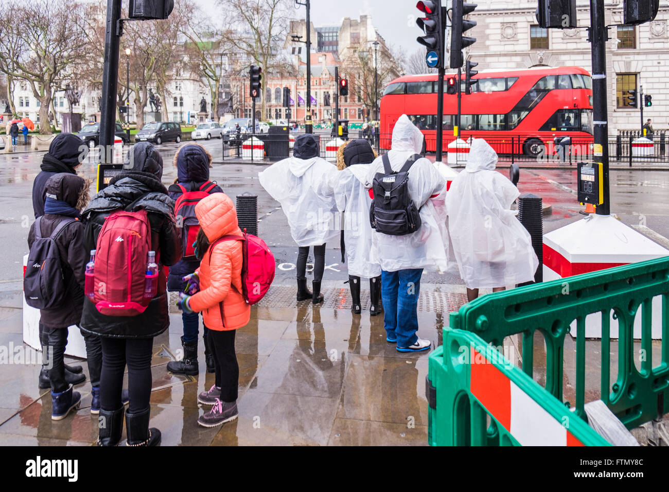 Besucher im Regen Whitehall, London, England, Vereinigtes Königreich Stockfoto