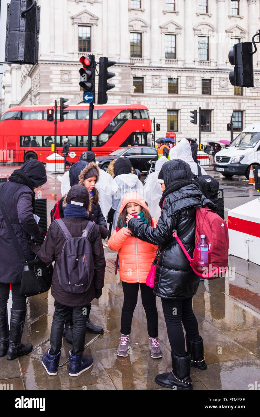 Besucher im Regen Whitehall, London, England, Vereinigtes Königreich Stockfoto