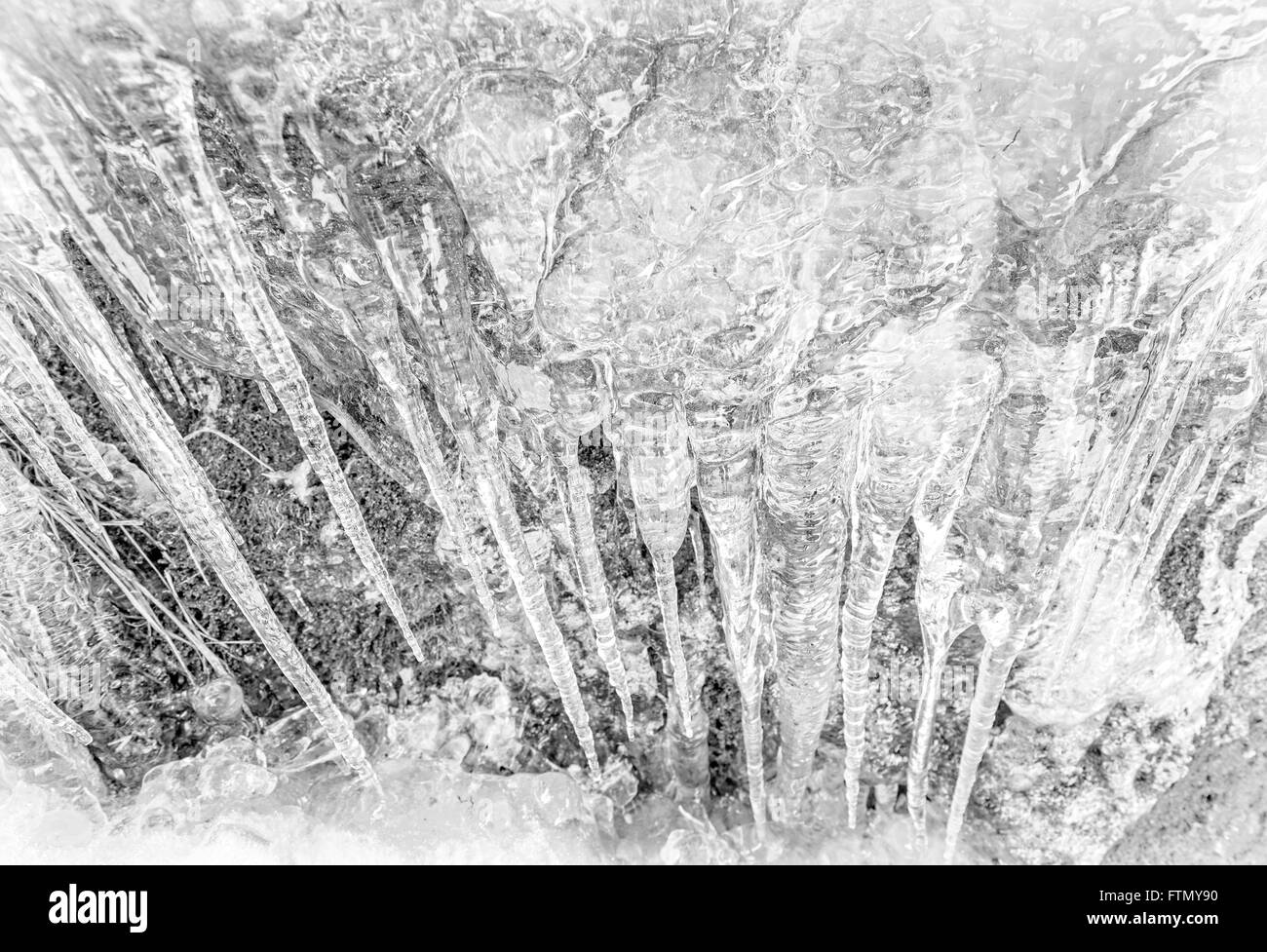 Abstrakte schwarzen und weißer Hintergrund gemacht von Eiszapfen. Stockfoto