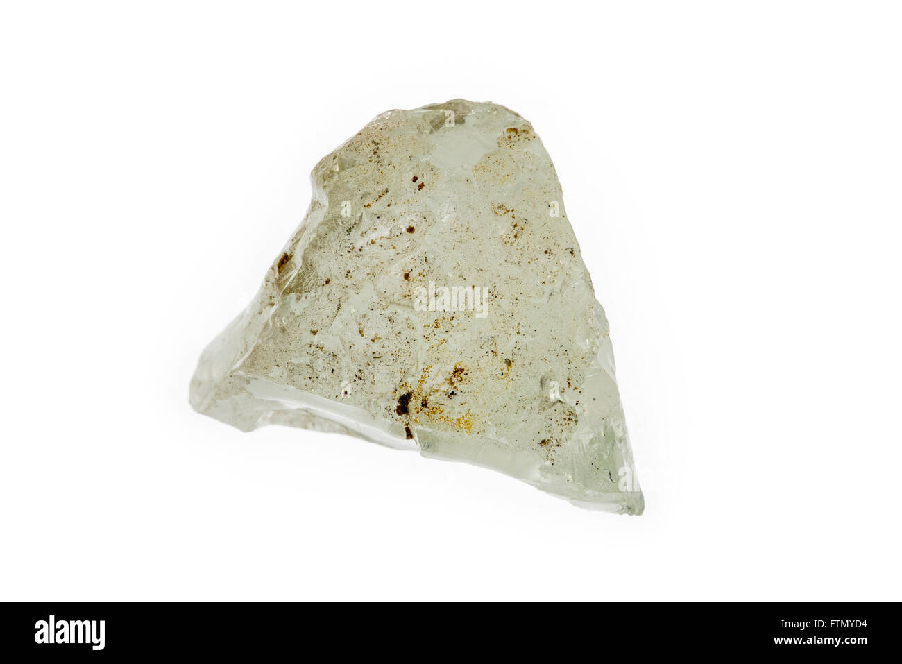 Beryl Probe Mineral bestehend aus Beryllium-Aluminium-Cyclosilicate auf weißem Hintergrund Stockfoto