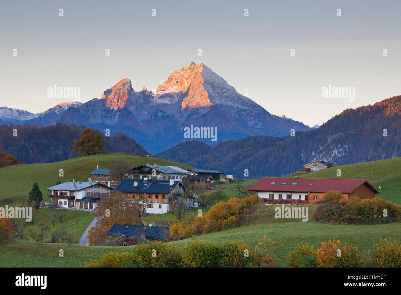 Blick auf Mount Watzmann aus Marktschellenberg, Berchtesgaden, Berchtesgadener Land, Oberbayern, Deutschland Stockfoto