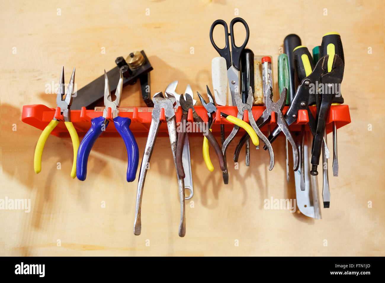 Werkstatt-Werkzeuge-Zangen an Wand stehen. Stockfoto