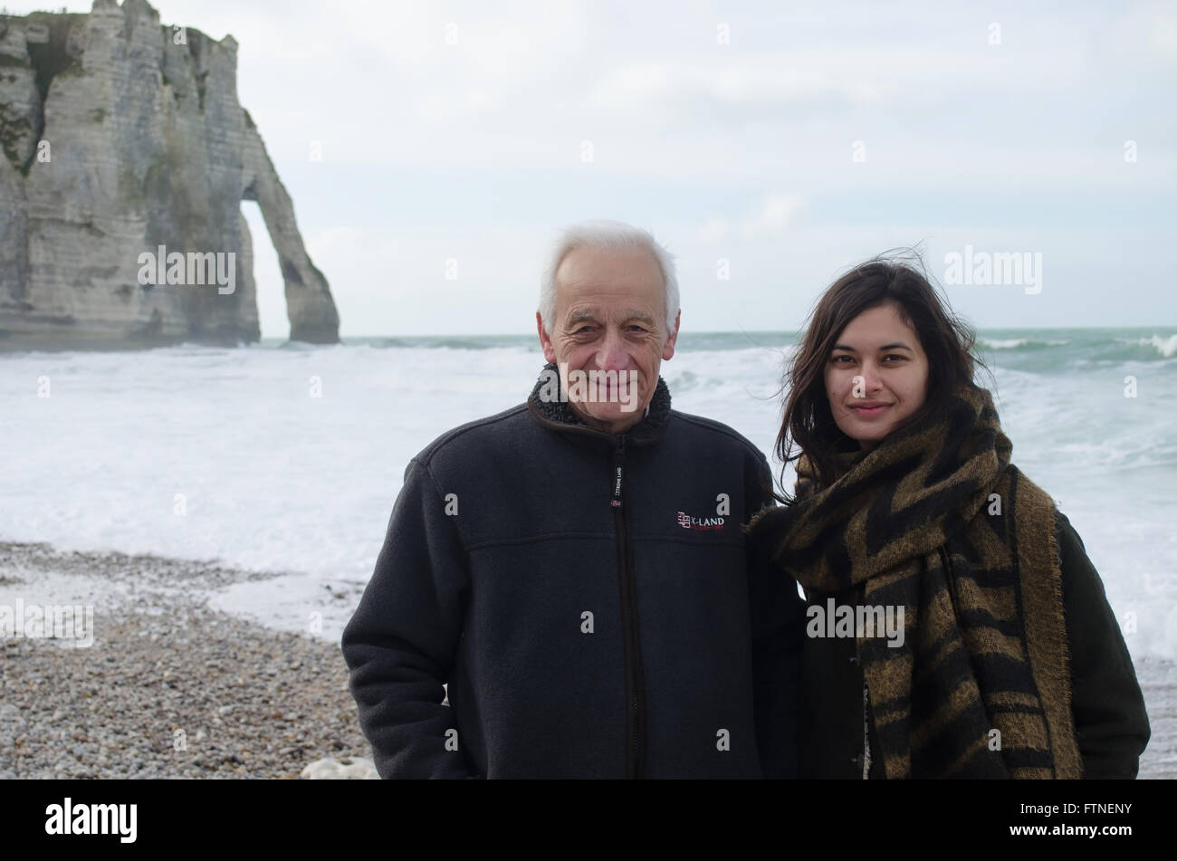 Eine Frau und ihr Großvater am Strand von Etretat, Normandie, Frankreich Stockfoto
