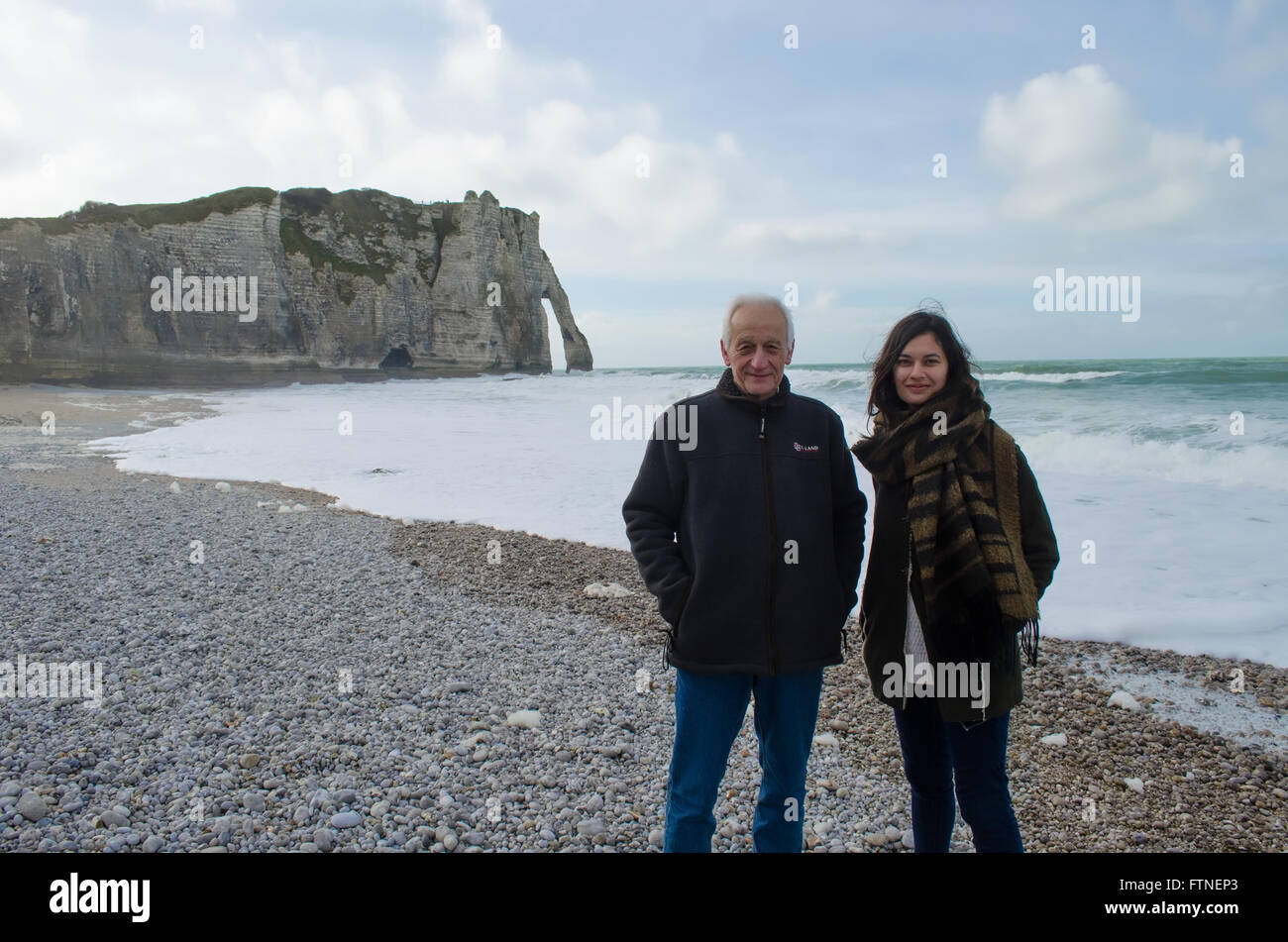 Eine Frau und ihr Großvater am Strand von Etretat, Normandie, Frankreich Stockfoto