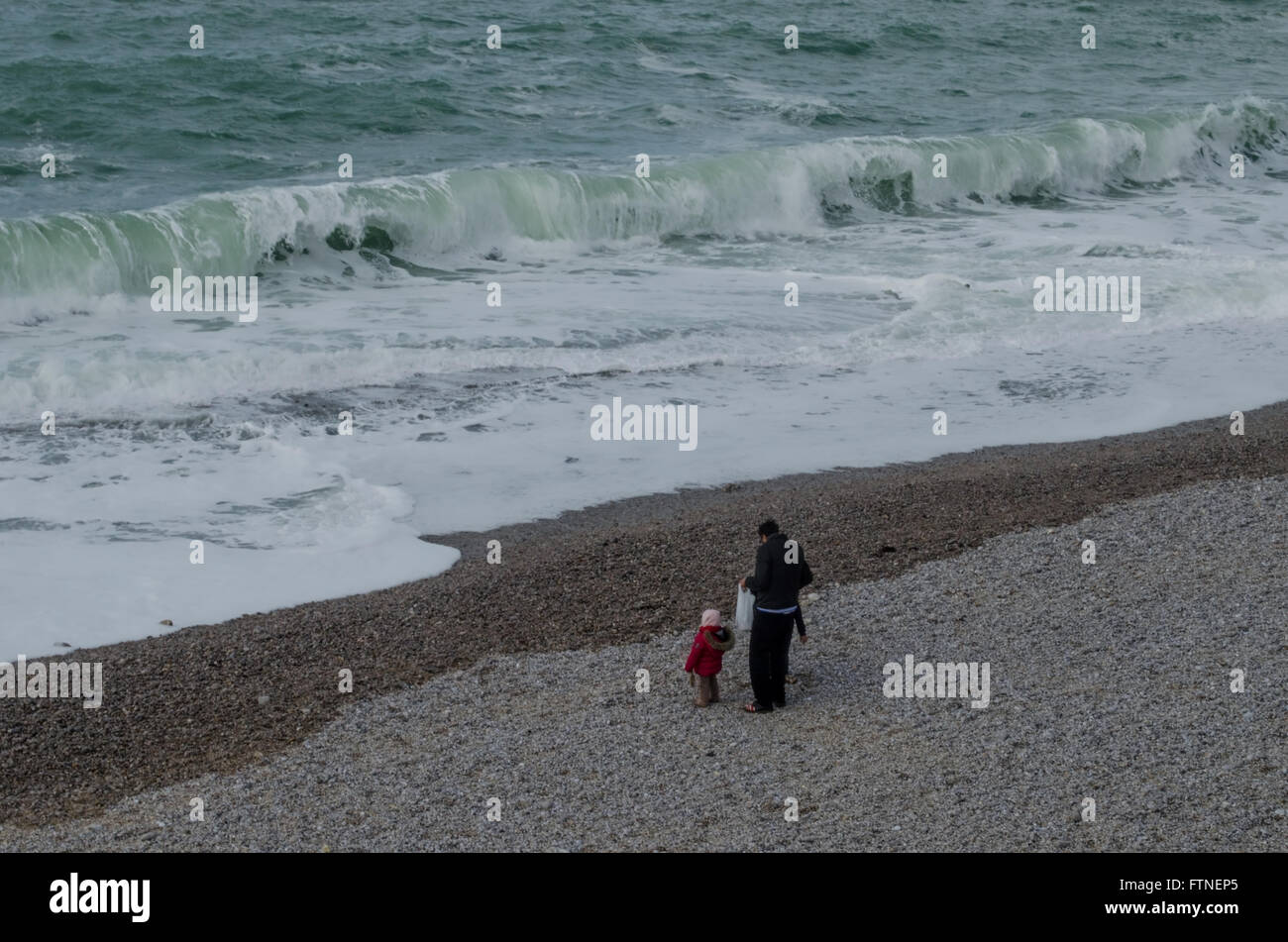 Eine Familie am Strand von Etretat, Normandie, Frankreich Stockfoto