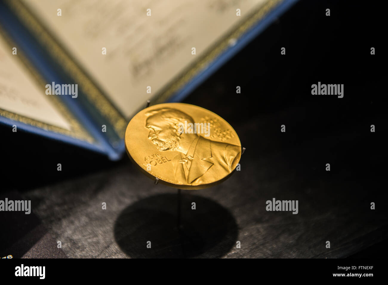 Ein goldenes Bild des Nobelpreises ziert die Vorderseite des Science Museum in Singapur, Stockfoto