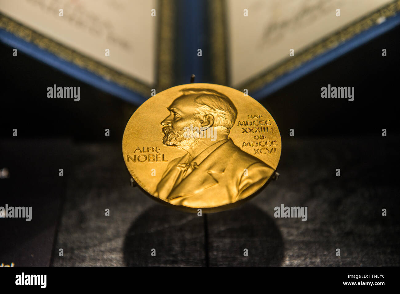 Ein goldenes Bild des Nobelpreises ziert die Vorderseite des Science Museum in Singapur, Stockfoto