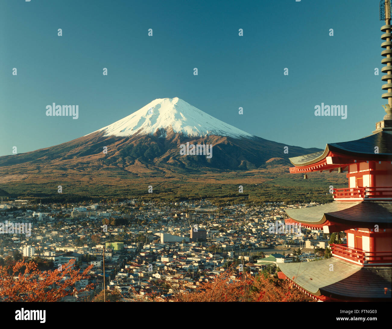 Japans, der Berg Fuji mit Asakusa-Tempel. Stockfoto