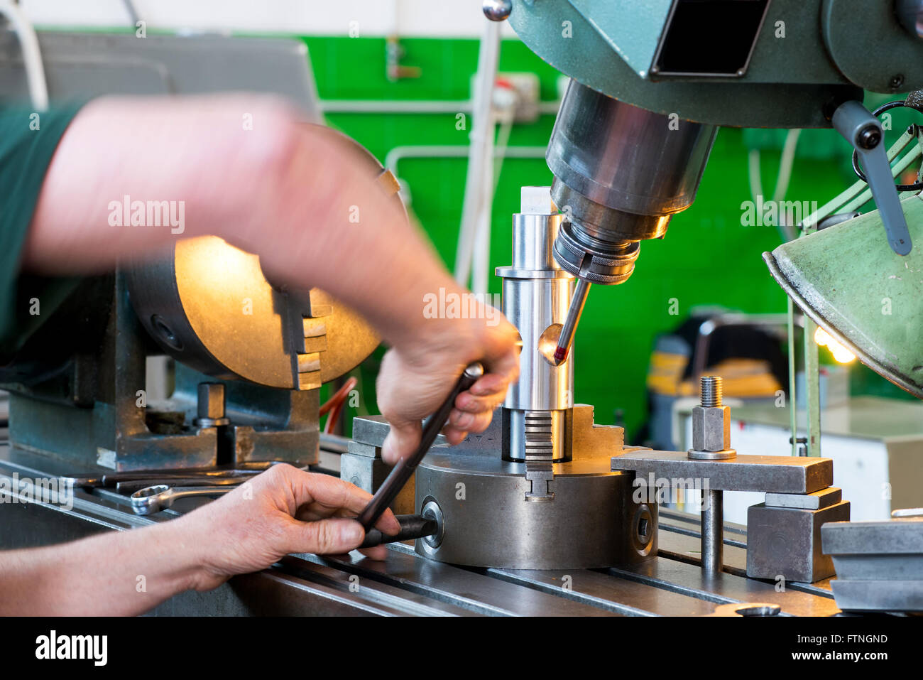 Nahaufnahme der Arme eine Arbeiterin arbeitet an Industriemaschinen in einer Fabrik oder Werkstatt Stockfoto