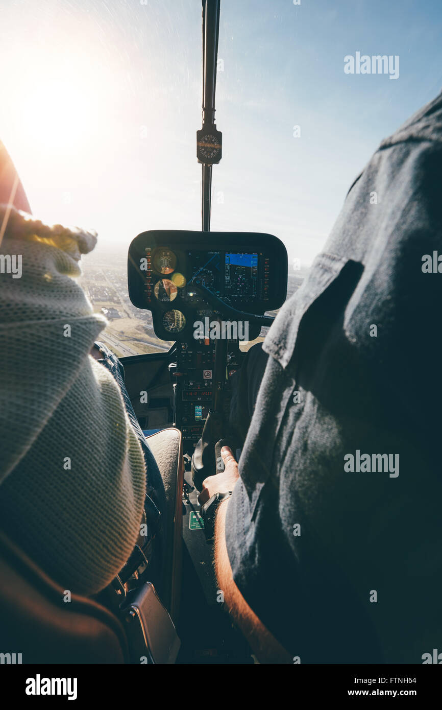 Schuss des Piloten im Cockpit Hubschrauber fliegen hautnah. Innenansicht eines Hubschraubers im Flug. Helikopter-Cockpit mit zwei pil Stockfoto