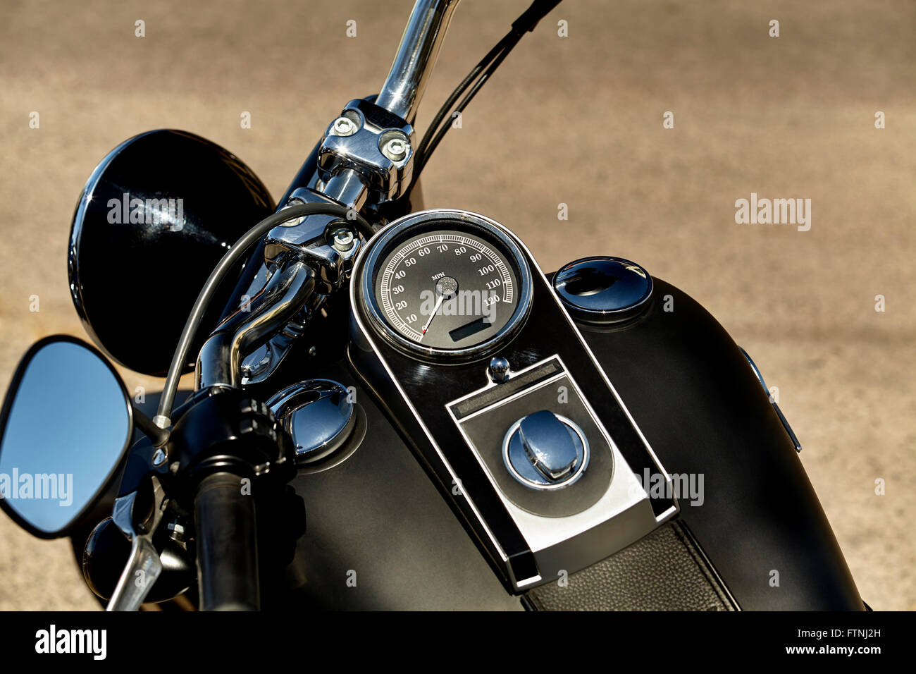 Schwarzen Motorrad Tachometer mit Kilometerzähler, Zündschalter, Lenker, Scheinwerfer und Handbremse Stockfoto
