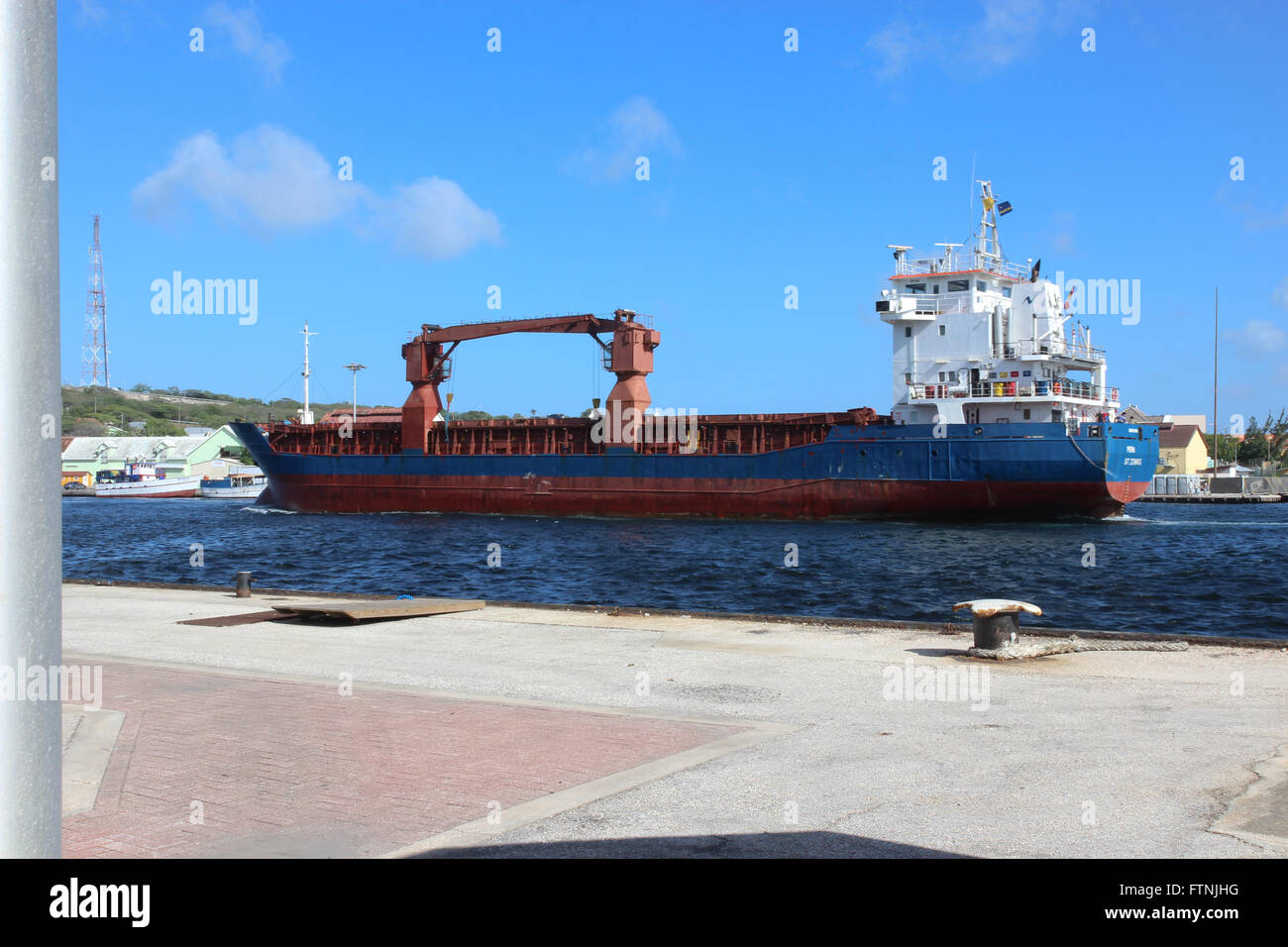 Frachtschiff ins St. Anna Bay in Willemstad, Curaçao in der südlichen Karibik segeln. Stockfoto