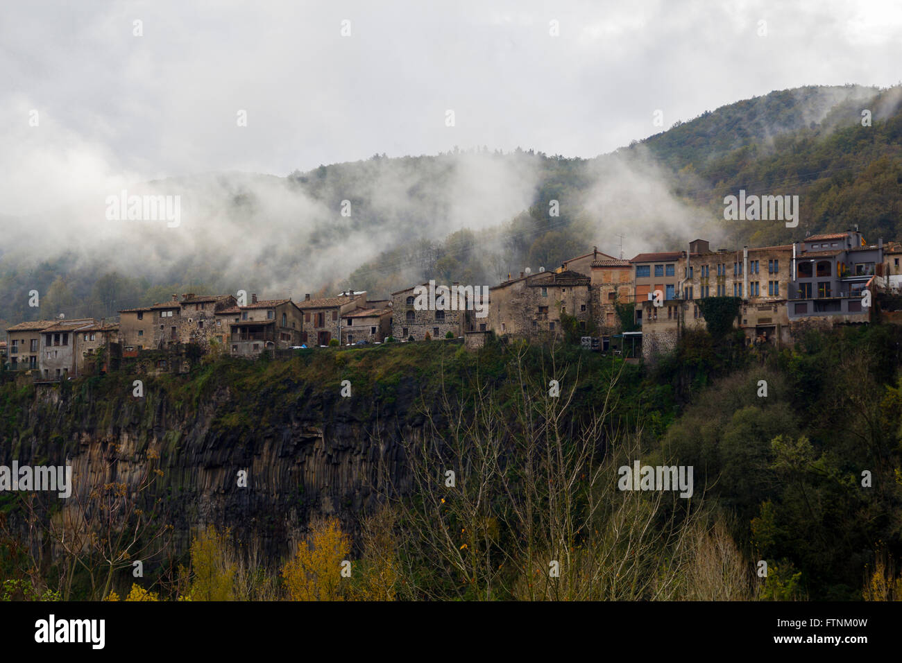 Castellfollit De La Roca ist ein Dorf der Garrotxa, in der Provinz Girona, Katalonien, Spanien. Stockfoto