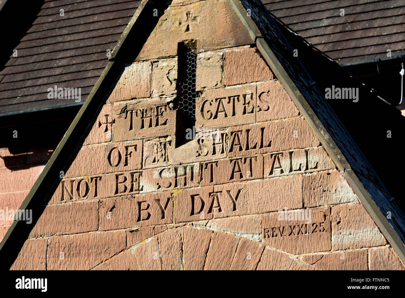 Inschrift am Südportal, Str. Benedict Biscop Kirche, Wombourne, Staffordshire, England, Vereinigtes Königreich Stockfoto