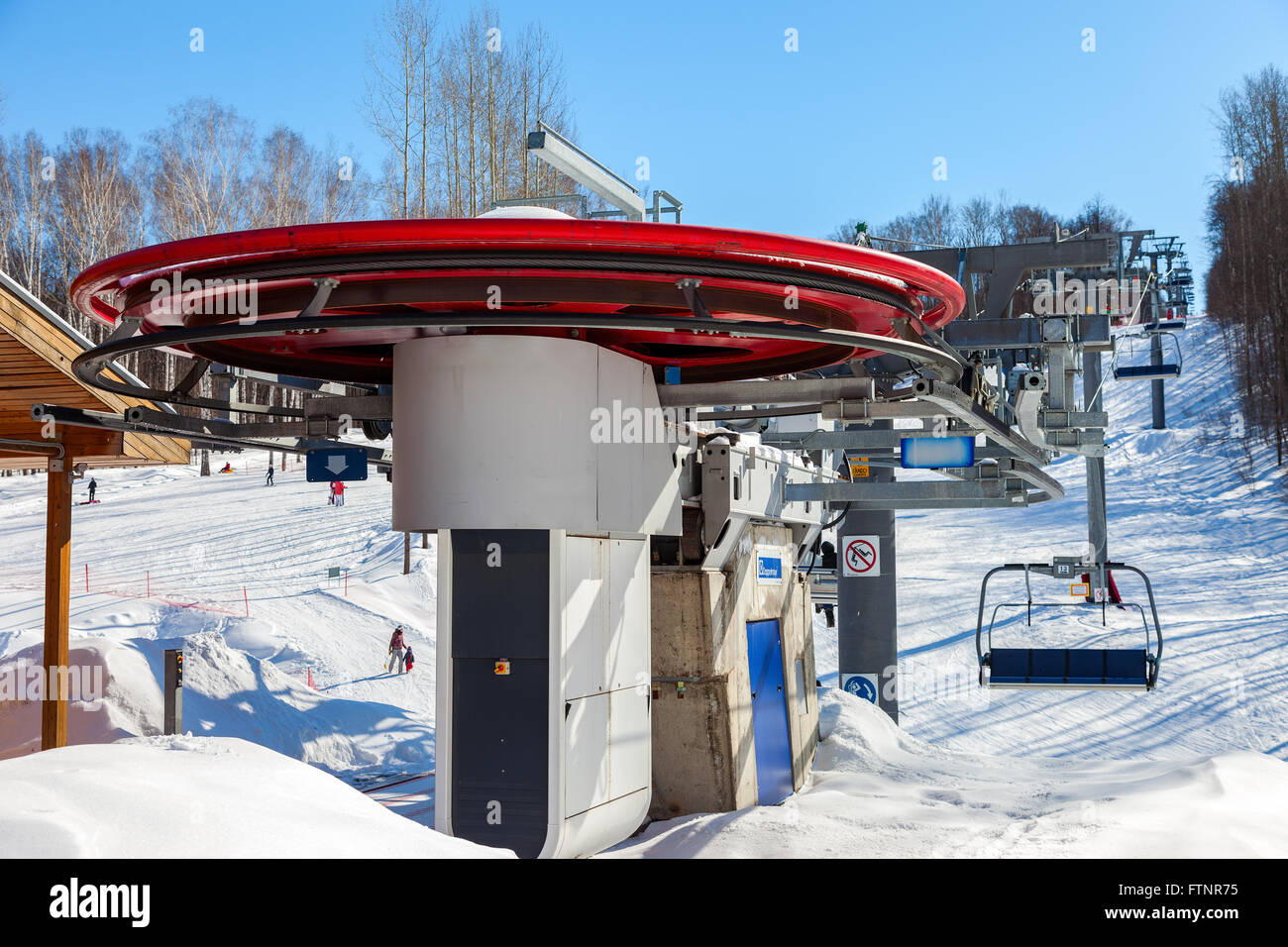 Sesselbahn im Skigebiet "Krasnaya Glinka" Mountain in sonnigen Wintertag in Samara, Russland Stockfoto