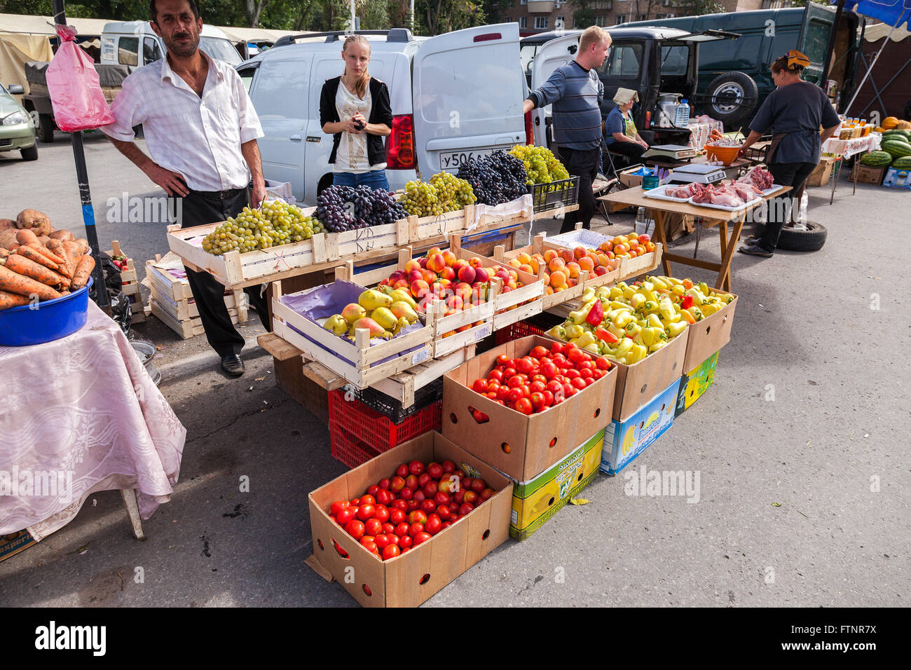 Frisches Obst und Gemüse bereit zum Verkauf auf dem örtlichen Bauernmarkt Stockfoto