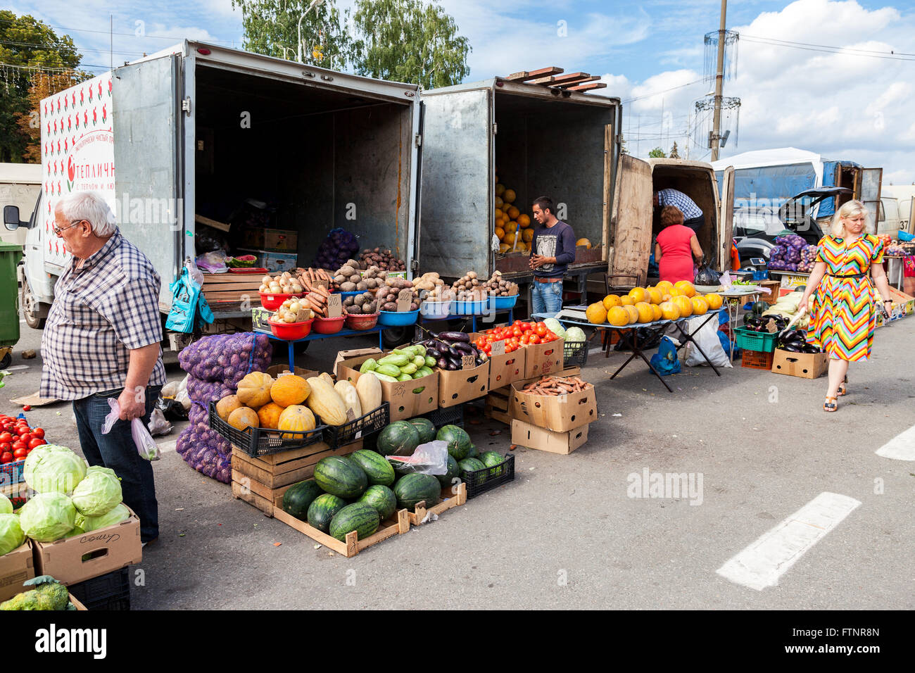 Frisches Obst und Gemüse bereit zum Verkauf auf dem örtlichen Bauernmarkt Stockfoto