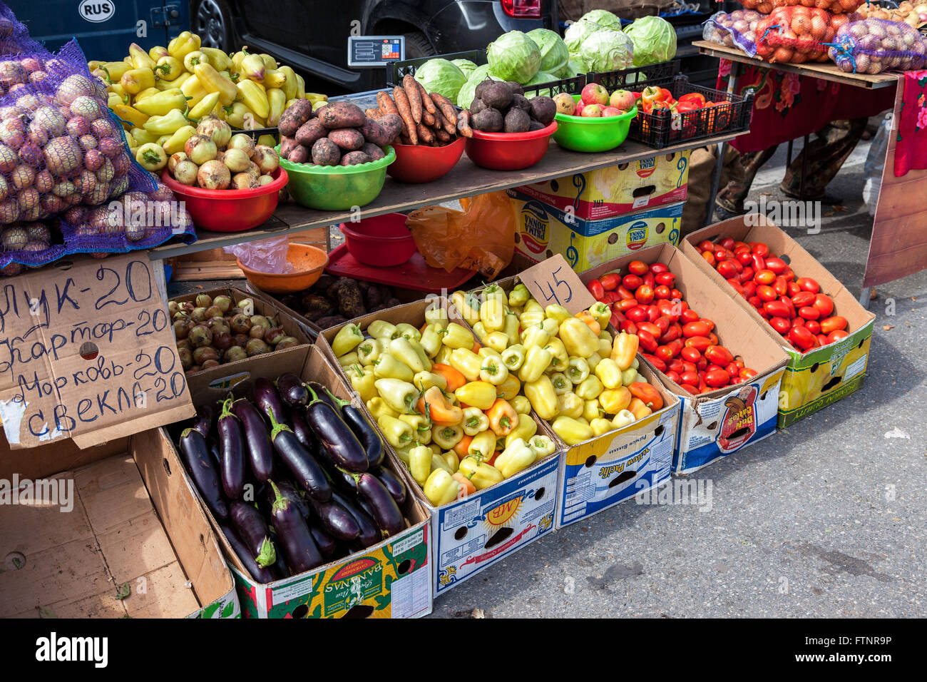 Frisches Gemüse der neuen Ernte bereit zum Verkauf auf dem örtlichen Bauernmarkt Stockfoto