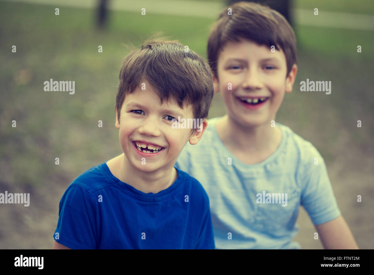 Kleine Kinder Lächeln im Vintage-Style, Kindheit Stockfoto