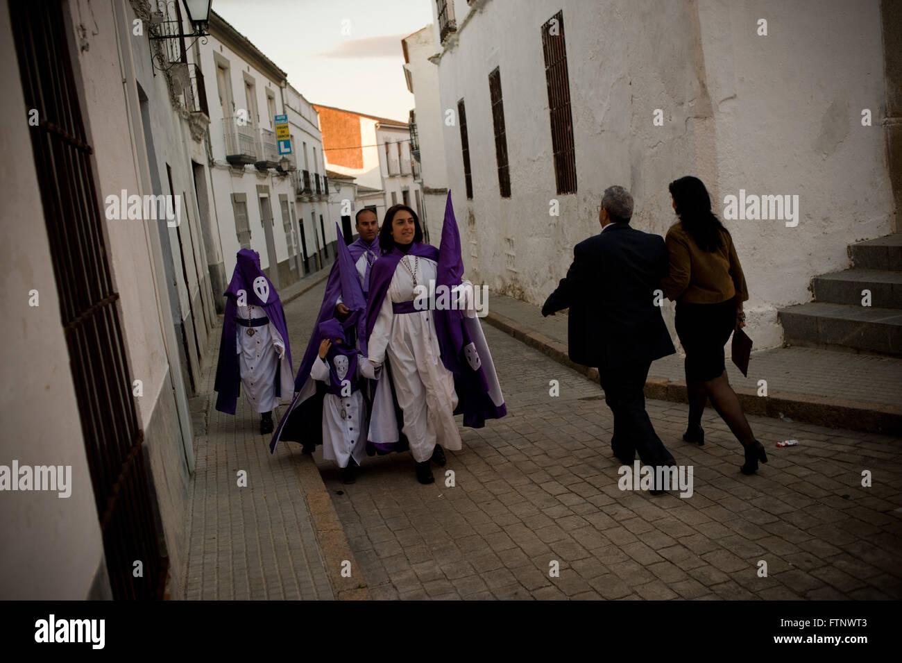 In der andalusischen nehmen Dorf von Fuente Obejuna Büßer es den Weg zur Prozession für die Karwoche. Stockfoto