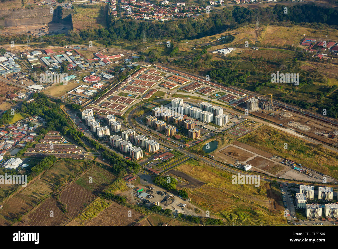 ALAJUELA, COSTA RICA - Luftbild von modernen Vorort Wohnanlage. Stockfoto