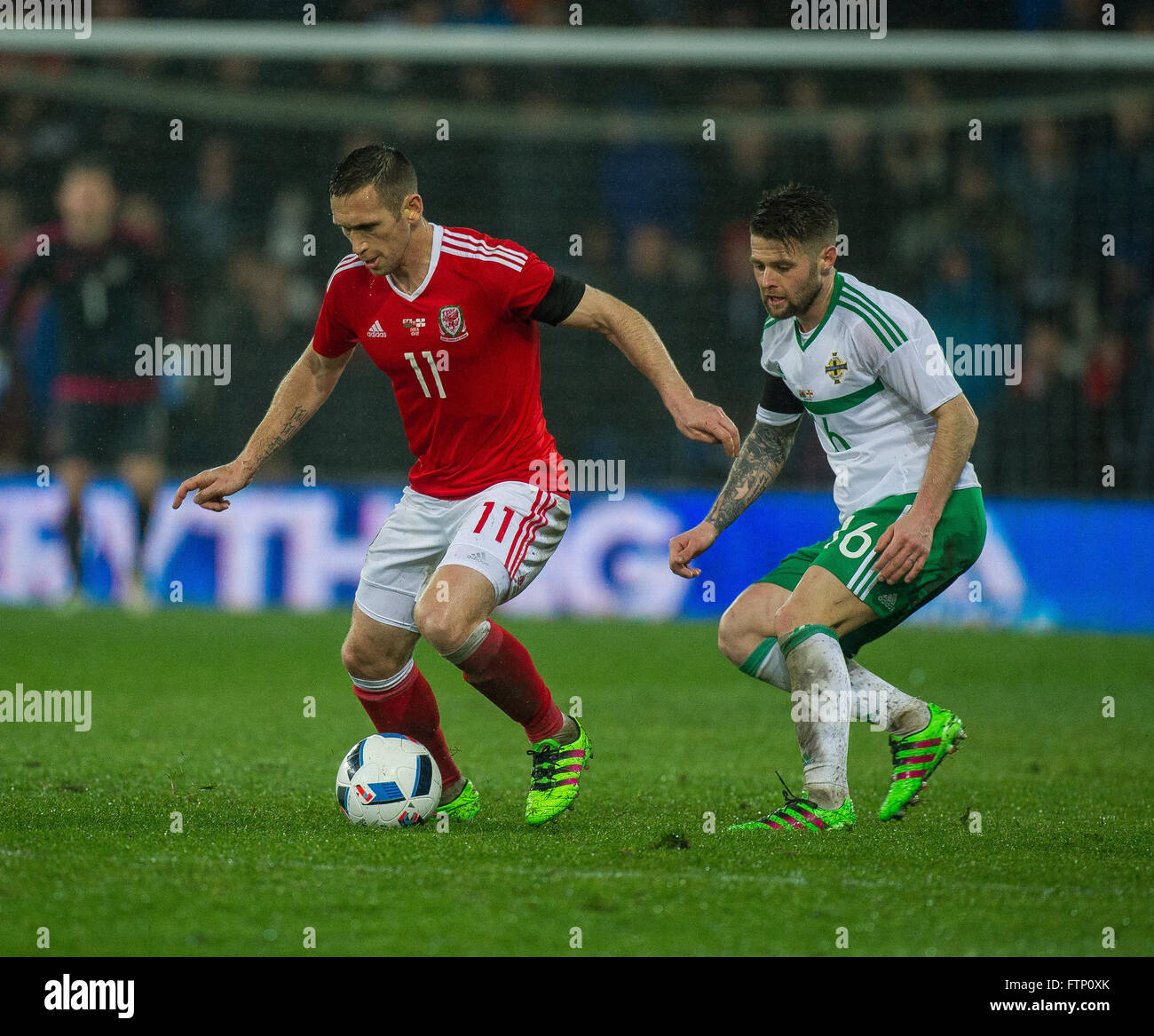 24. März 2016, match Schiedsrichter Andrew Crofts von Wales, Oliver Norwood Nordirland während internationale Freundschaftsspiele betwee Stockfoto