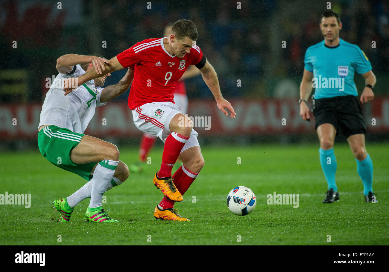 24. März 2016, match Sam Vokes (9) von Wales   Gareth McAuley (4) von Nordirland während der internationale Freundschaftsspiele zwischen Stockfoto