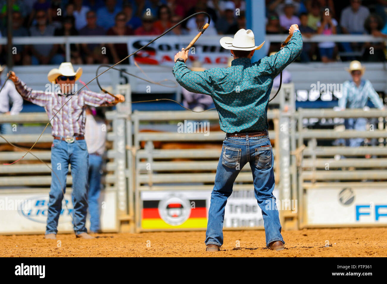 Ausstellung der Peitsche knallend, wenn Rhythmus und musikalischen Beats entstehen durch Risse die Peitschen, Arcadia Rodeo, Florida, USA Stockfoto