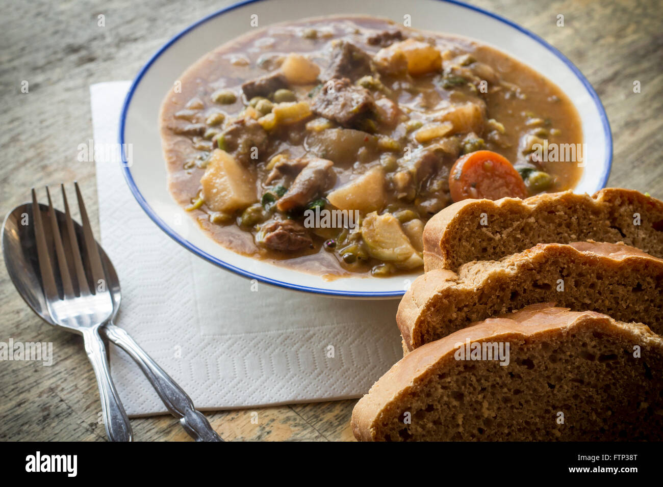 Authentische Rindsgulasch irische mit Bierbrot Stockfoto