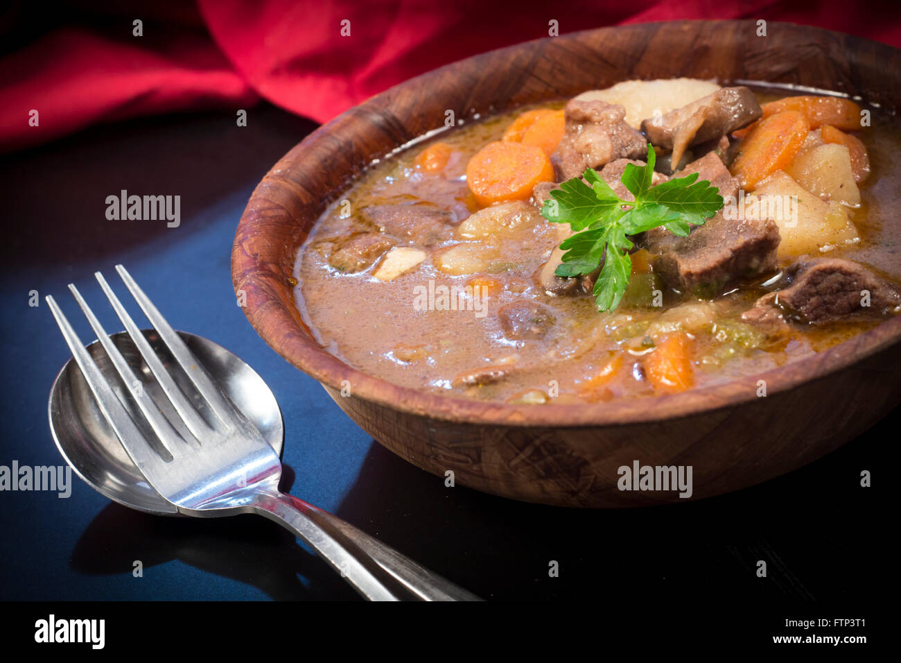 Authentische irische Rindfleisch-Eintopf mit Petersilie garnieren Stockfoto