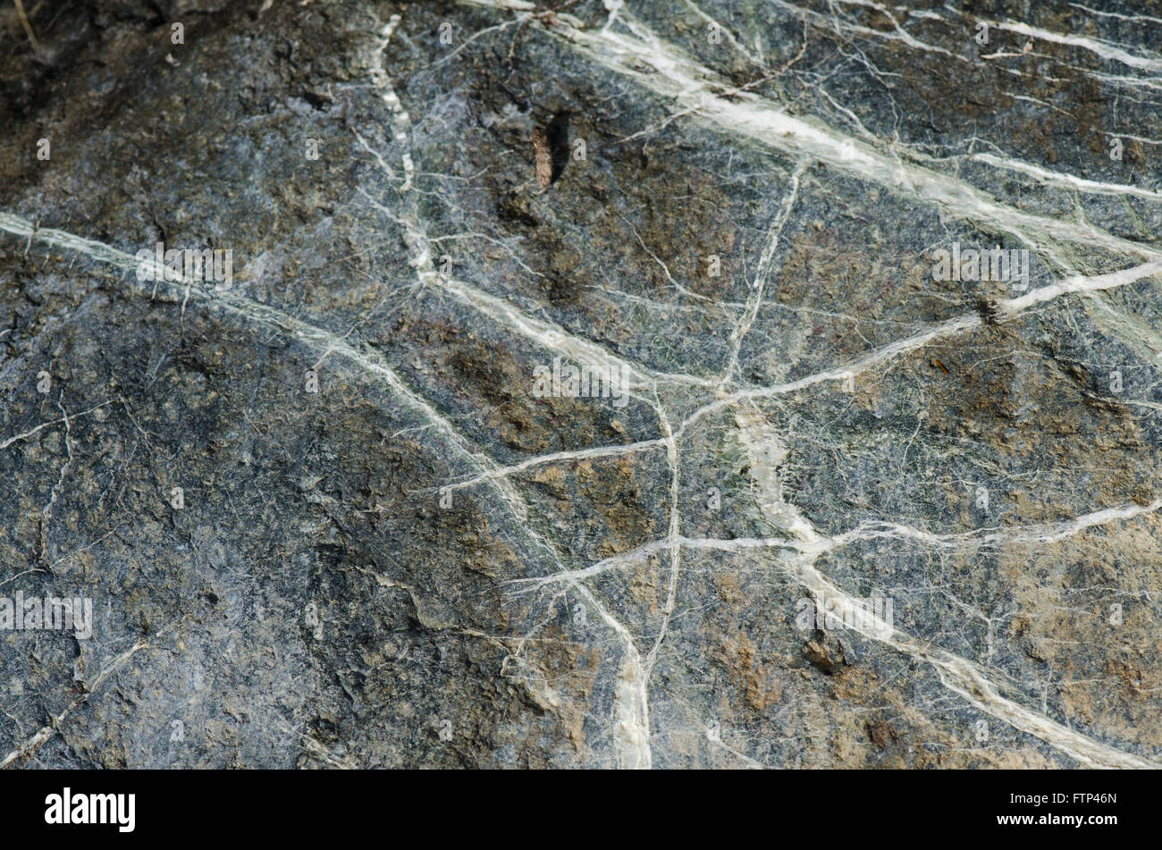 Fels-DGM geädert mit weißen Schichten. Spanien Stockfoto