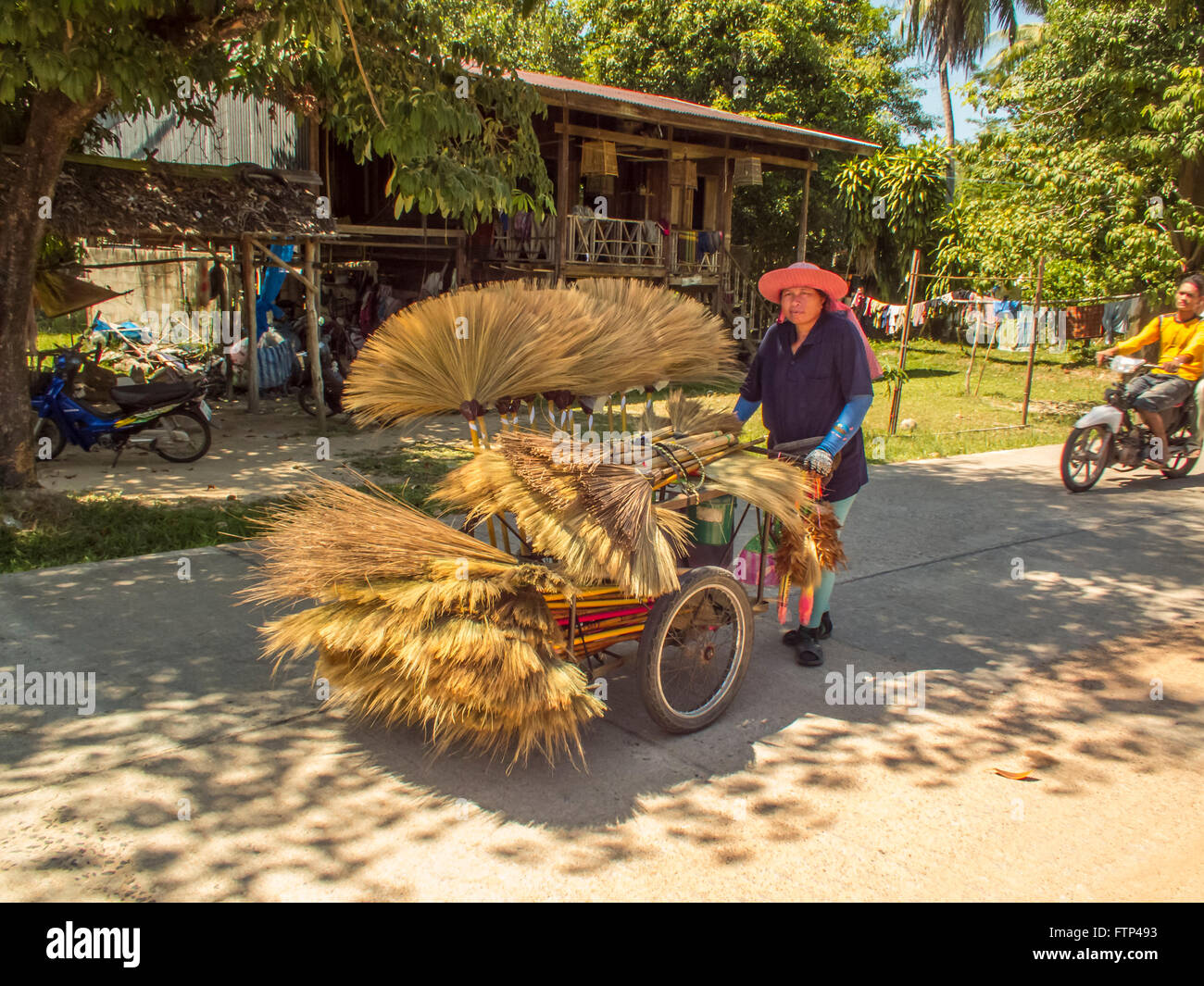 Kho Yao Yai Insel Händler ihre Waren verkaufen. Frau verkauft eine Auswahl an Bürsten aus ihren Karren. Thailand. Stockfoto