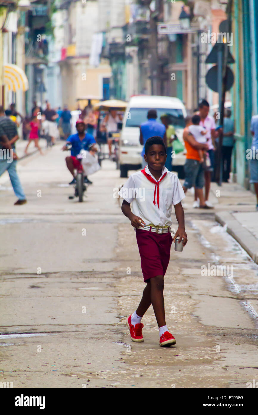 Kind in seiner Schooluniform über die Straße in Alt-Havanna (Habana Vieja). Stockfoto