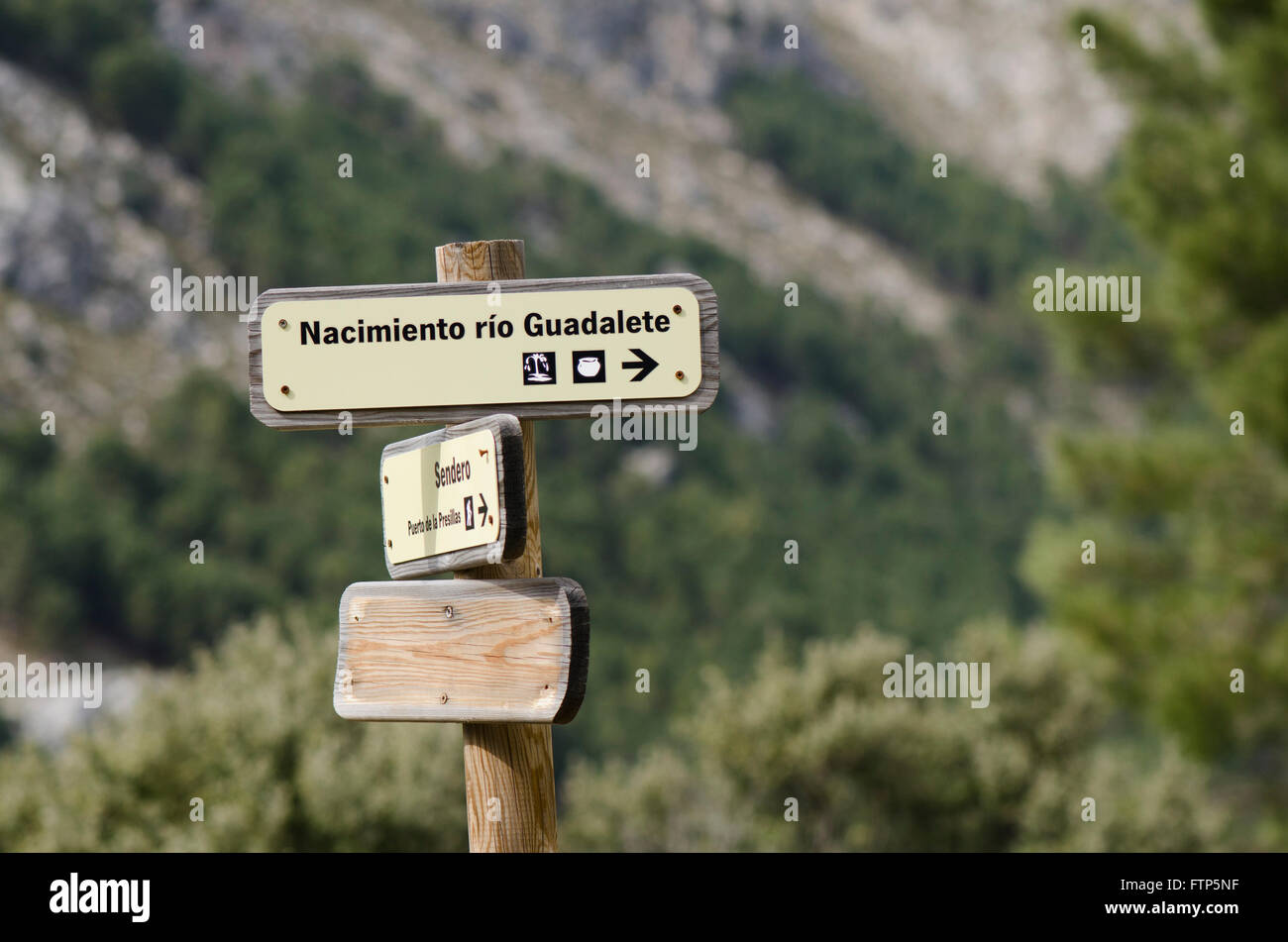 Wandern in Bergen von Grazalema, Andalusien, Spanien unterzeichnet. Stockfoto