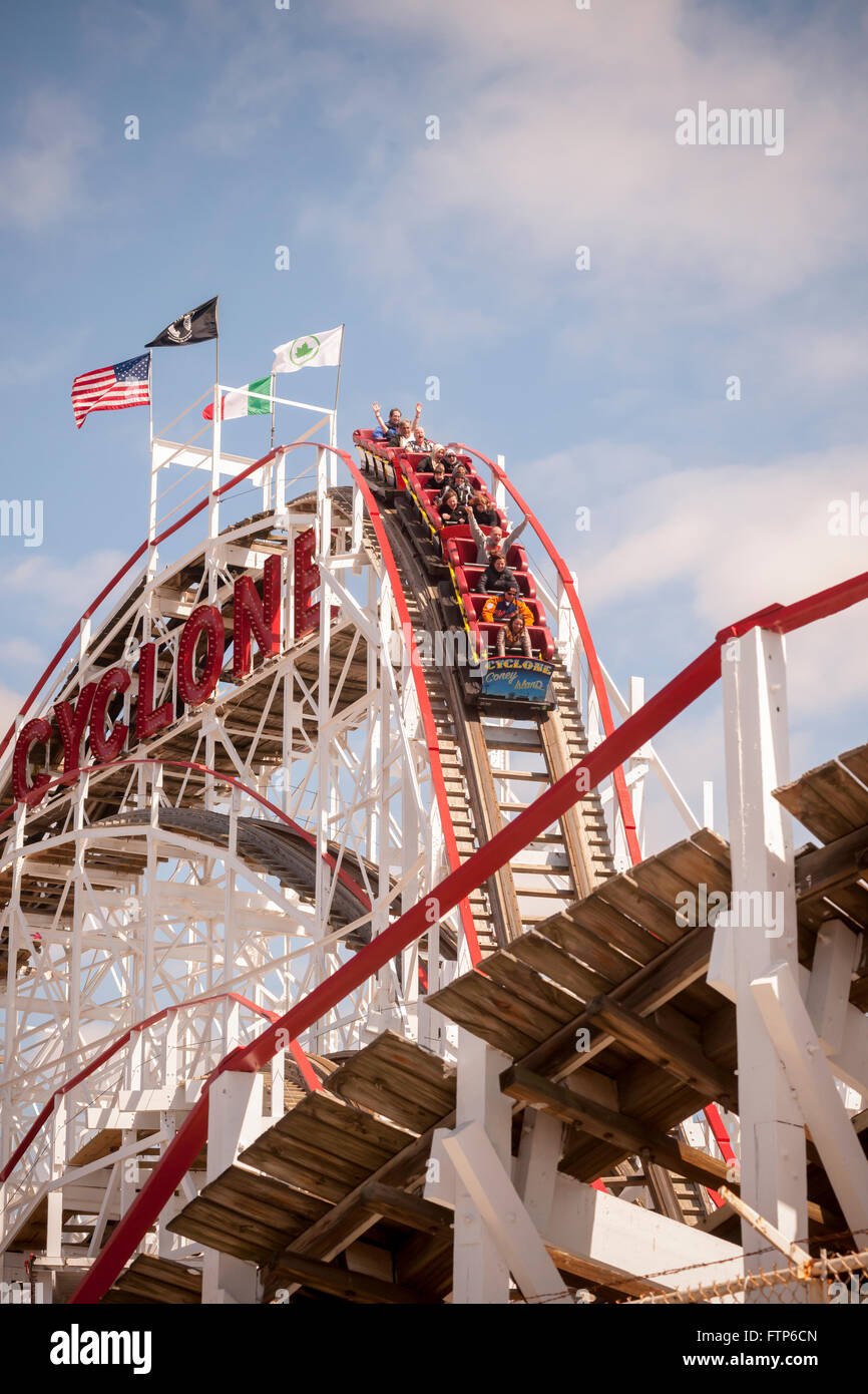 Achterbahn-Enthusiasten am Eröffnungstag die Cyclone-Achterbahn in Coney Island in New York auf Samstag, 26. März 2016. Die Eröffnung des weltberühmten Ikone Holzachterbahn kündigt die Ankunft des Sommers.  (© Richard B. Levine) Stockfoto