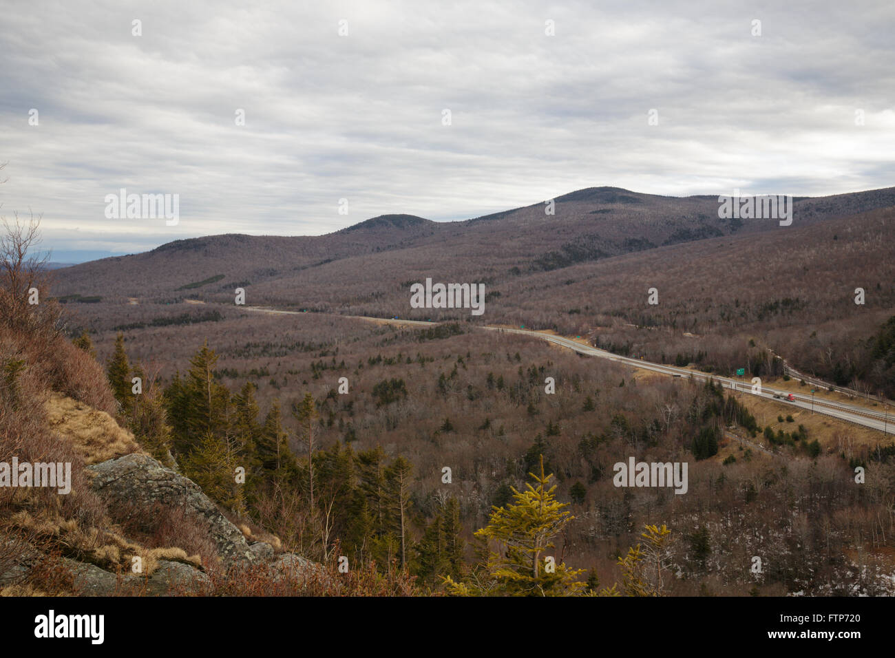 Route 93 von Künstlern in New Hampshire White Mountains USA während der Wintermonate zu bluffen. Stockfoto
