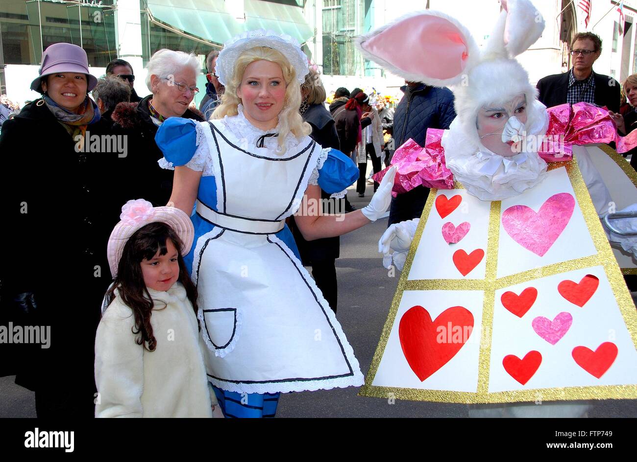 New York City: Alice im Wunderland und das weiße Kaninchen bei der jährlichen Easter Parade auf der Fifth Avenue Stockfoto