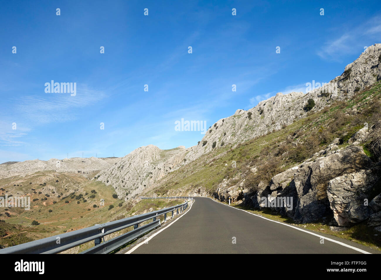 Kurvenreiche Bergstrasse, Sierrania de Ronda, Andalusien, Spanien. Stockfoto