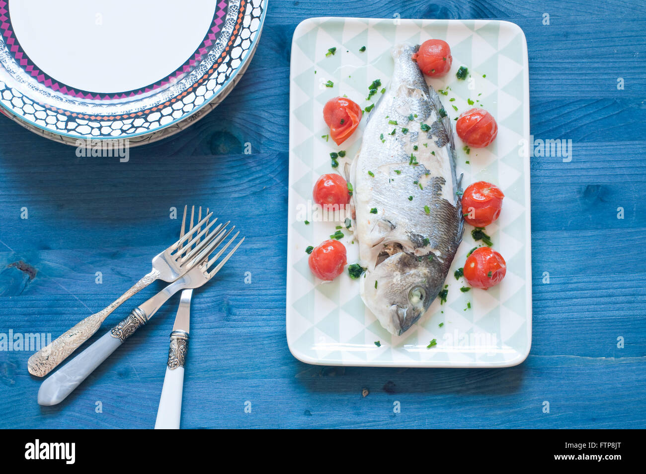 Brassen Fisch gekocht in verrückten Wasser, typisches Rezept Süditalien mit Meerwasser, Tomaten, Zwiebeln und Knoblauch, Italien Stockfoto