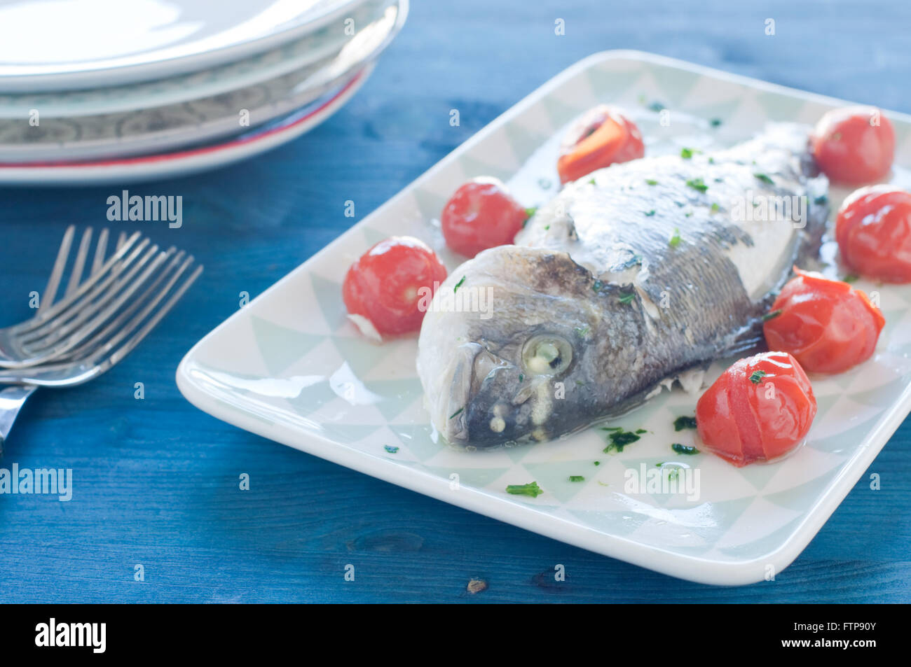 Brassen Fisch gekocht in verrückten Wasser, typisches Rezept Süditalien mit Meerwasser, Tomaten, Zwiebeln und Knoblauch, Italien Stockfoto