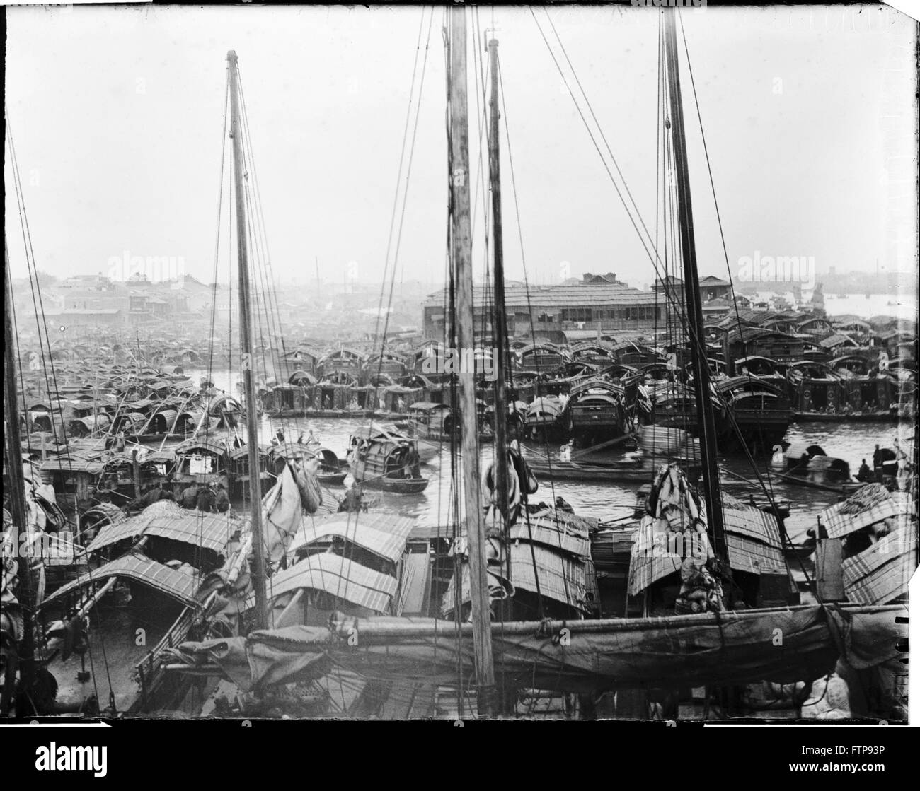 AJAXNETPHOTO. 1900 (CA.). HONG KONG, CHINA. SAMPAN - SAMPAN HAFEN- UND FISCHEREI JUNK-E-BOOTE HOLZDETAILS OBEN. LAGE IST MÖGLICHERWEISE ABERDEEN HARBOUR IN DER WENDE DES 19./20. JAHRHUNDERT. FOTO: AJAX VINTAGE BILD BIBLIOTHEK REF: JUNKS 02B Stockfoto