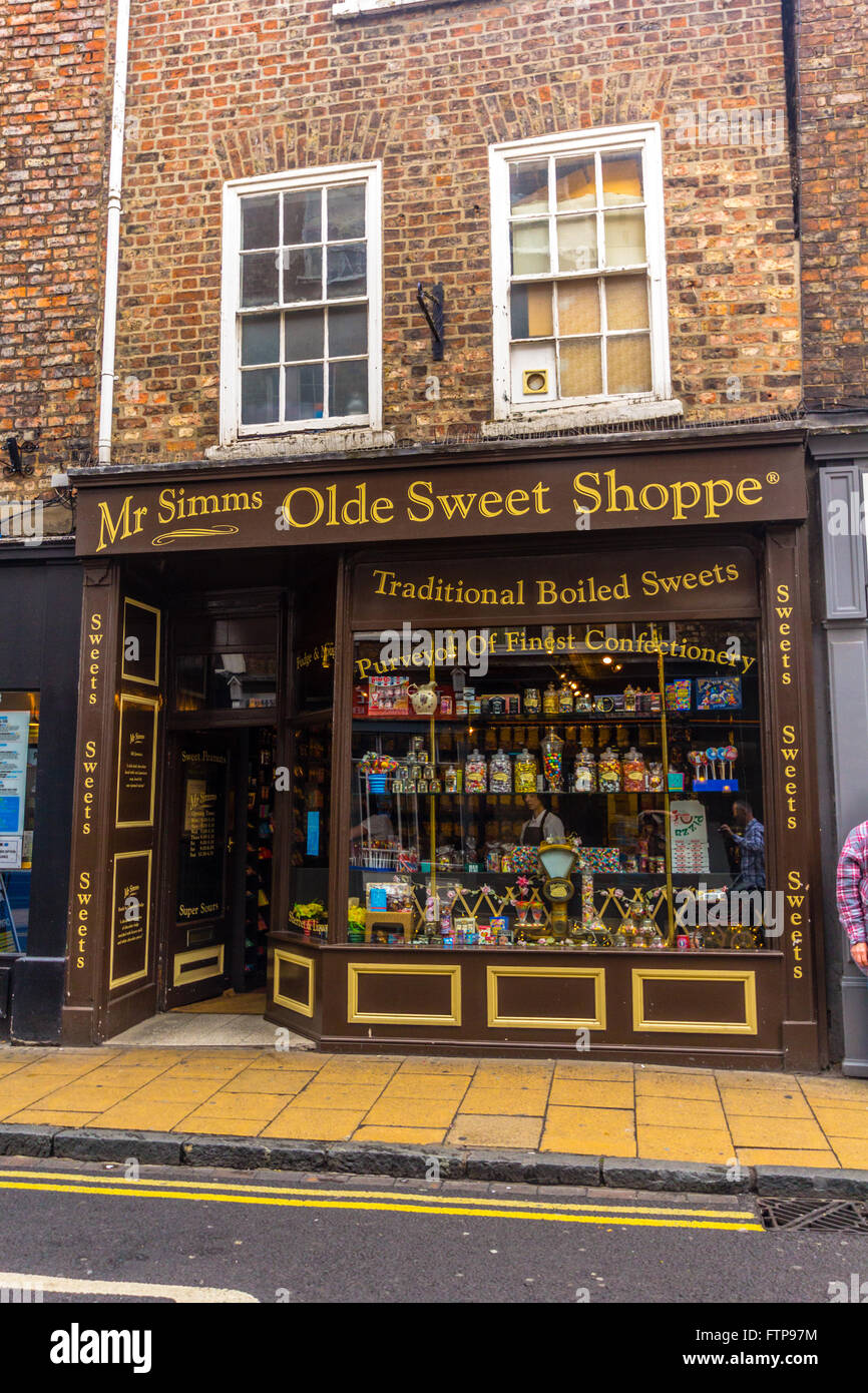 Alte, kleine Geschäfte in den Straßen der Altstadt, York, England, Vereinigtes Königreich Stockfoto