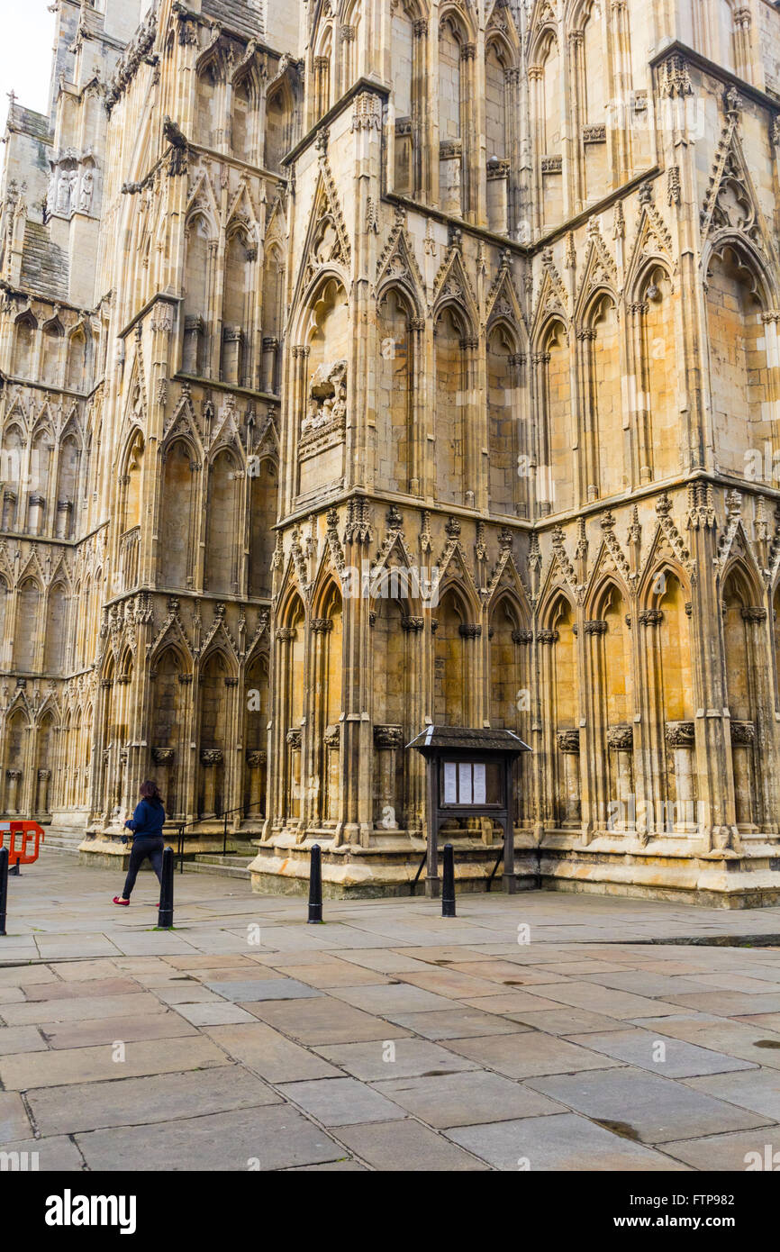 Touristen außerhalb der Kathedrale und die Kirche des Heiligen Petrus in York, York Minster, York, England, UK Stockfoto