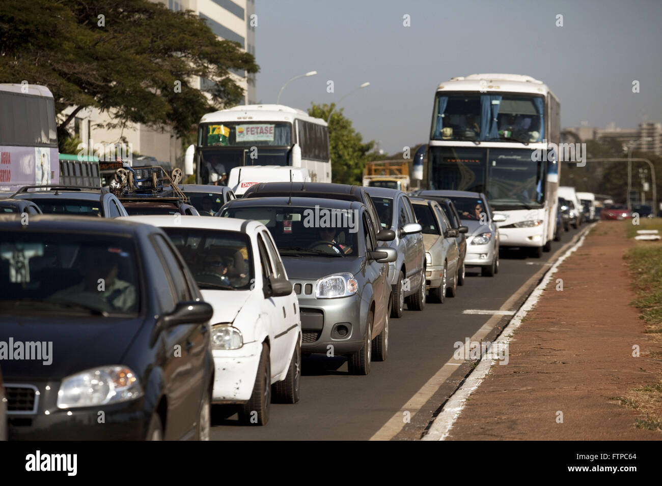 Verkehr auf Via S - 1 West in der Stadt von Brasilia Stockfoto