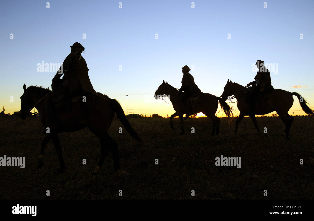 Reiten auf dem Gelände der Masse des Cowboys Cowboys Stockfoto